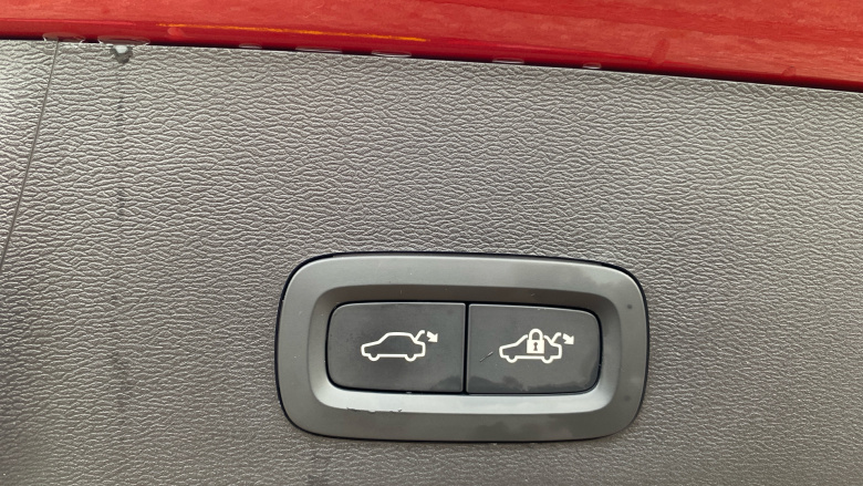 Volvo XC40 2.0 B4P Ultra Dark 5dr Auto Petrol Estate